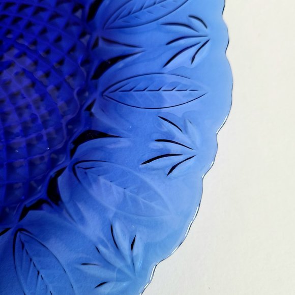 Large 10 5/8'' wide cobalt blue Royal Sapphire glass plate with leaf design. - Picture 6 of 6